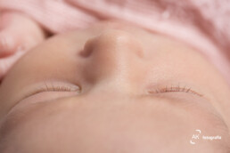 foto dos detalhes dos olhos do recem nascido em ensaio