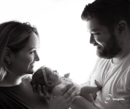 foto preto e branco do recem nascido com seus pais em curitiba