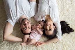 pais deitados com bebe ensaio newborn