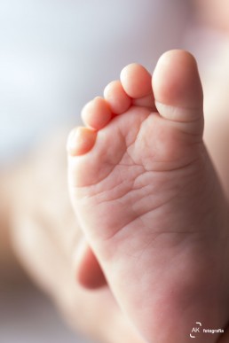 detalhe do pezinho do bebê ensaio newborn lifestyle
