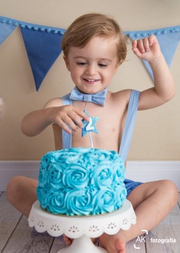 bebe brincando com o bolo do smash the cake