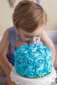 bebe lambendo o bolo do ensaio smash the cake