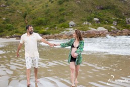 gravida e marido caminhando na praia ilha do mel