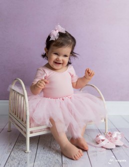 ensaio bebê 1 aninho vestida de bailarina sentada em uma caminha