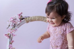 ensaio mensal do bebê com flores cerejeiras