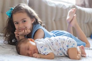 ensaio newborn com a irmã mais velha