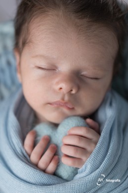 fotos newborn bebê segurando coração