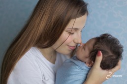 foto newborn bebê com a mãe
