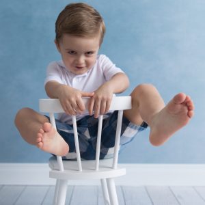 ensaio infantil menino sentado em cadeirinha