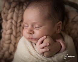 fotos newborn bebê enrolado wrap segurando coração