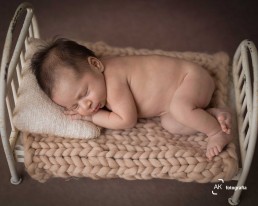 ensaio newborn bebe dormindo em caminha rustica