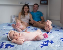 ensaio newborn em casa foto cama
