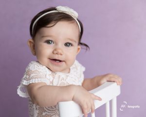 bebe 6 meses ensaio cadeirinha branca