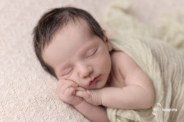bebê deitado no puff ensaio newborn