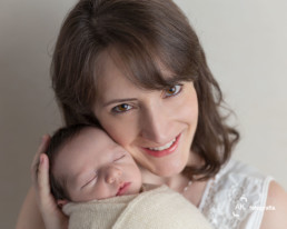 foto newborn com a mãe
