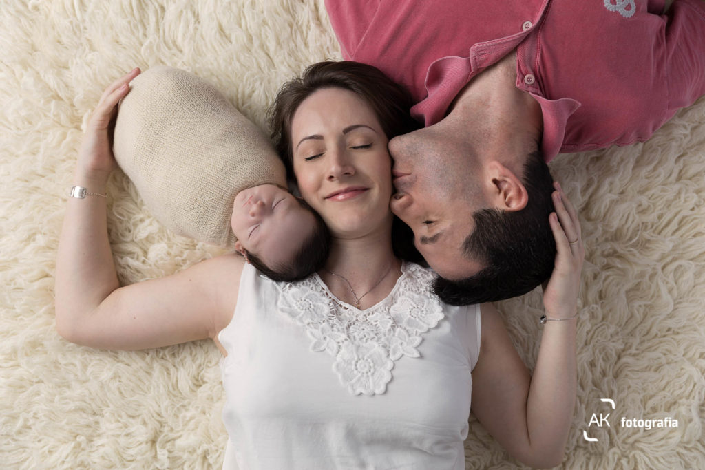 newborn bebê com seus pais no tapete