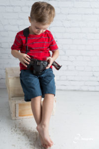 menino de 4 anos tirando fotografia