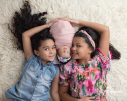 newborn em casa foto com irmãs