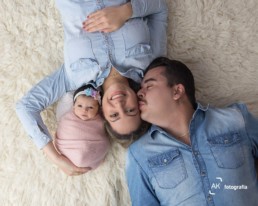newborn em casa foto pais e bebe