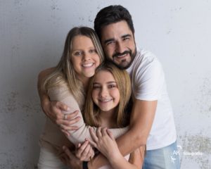 filha com genro e neta se abraçando