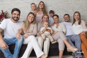 foto da família completa no sofá