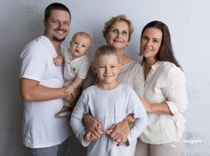 foto da avó com filho, nora e netos