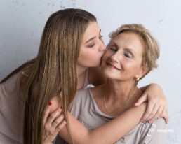 avó recebendo beijo da neta