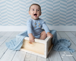 bebê dentro de uma caixinha de madeira