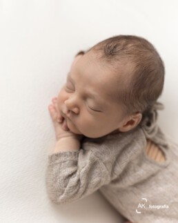 bebê em seu ensaio newborn de bruços no puff