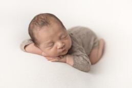 ensaio newborn em curitiba pose do bracinho