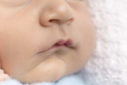 detalhe da boquinha do bebê em seu ensaio newborn