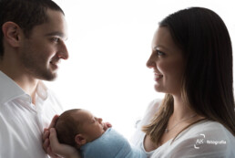 casal segurando o bebê durante ensaio newborn