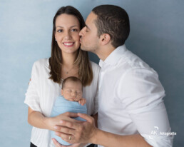 foto família do ensaio newborn em curitiba